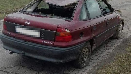 Zgnieciony dach, zniszczony bok. Pijany jechał rozbitym samochodem