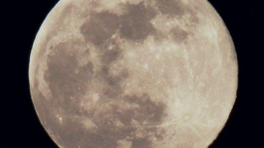 Wielki, czerwony Księżyc nad Lublinem