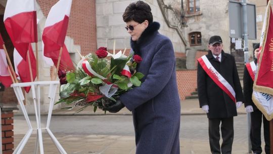 Złożenie kwiatów i zapalenie zniczy pod Pomnikiem Zaporczyków 