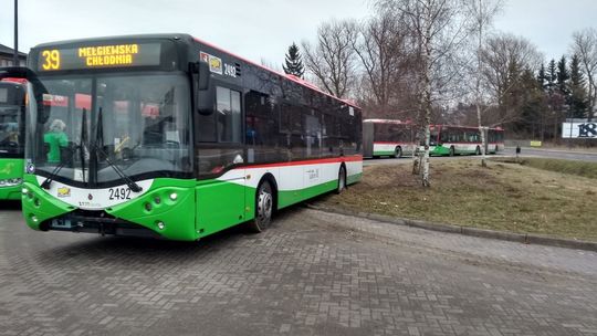 Autobus ugrzązł na przystanku końcowym w Lipniaku Autobus ugrzązł na przystanku końcowym w Lipniaku