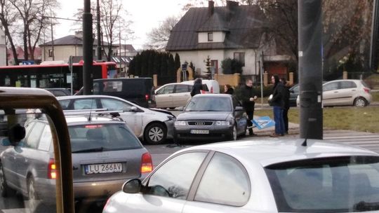 Zderzenie aut na rondzie Mohyły