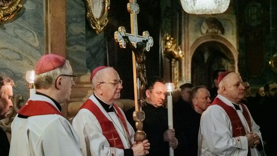 Droga krzyżowa za ofiary m.in. księży pedofilów Droga krzyżowa za ofiary m.in. księży pedofilów