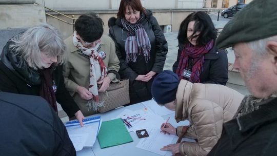 Zbiórka podpisów w sprawie In Vitro w Lublinie Zbiórka podpisów w sprawie In Vitro w Lublinie