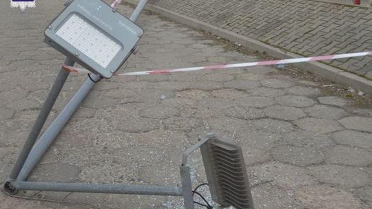 Kompletnie pijana chciała zaparkować. Uszkodziła znak, przęsła, latarnię [zdjęcia]