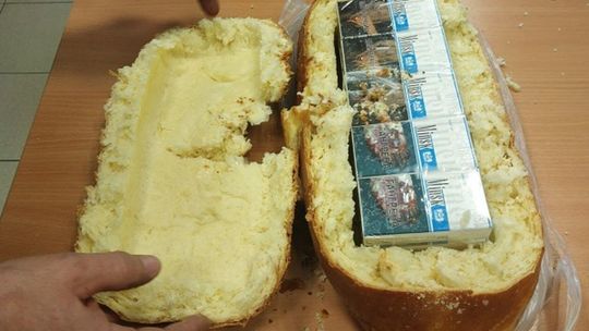 Nielegalne papierosy ukryte w bułce z masłem Nielegalne papierosy ukryte w bułce z masłem