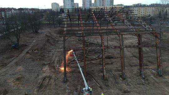 Rozbiórka szkieletu hali na Czubach w Lublinie