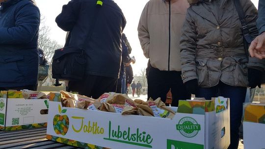 Rozdawali jabłka na placu Litewskim Rozdawali jabłka na placu Litewskim