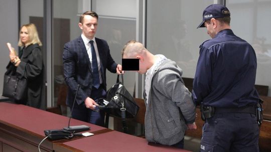 Jarosław B. przed sądem. Wyrzucił dziewczynę z 4 piętra?