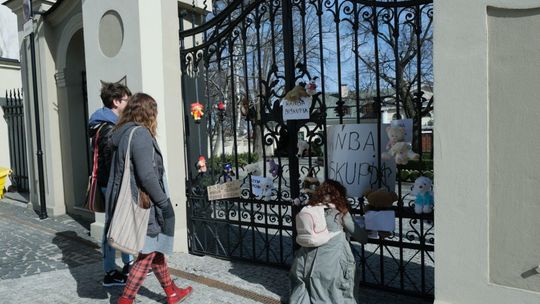 Pluszaki na bramie kurii na znak solidarności z ofiarami księży pedofilów 