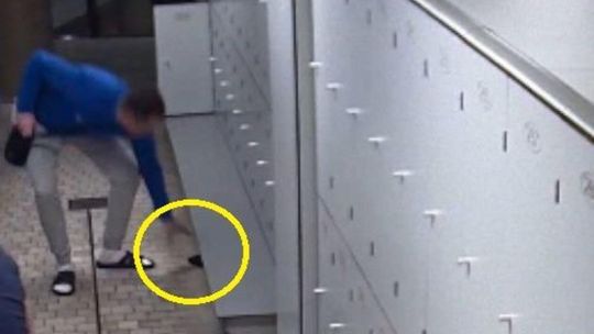 W szatni na basenie zgubił portfel. Zabrał go ten mężczyzna