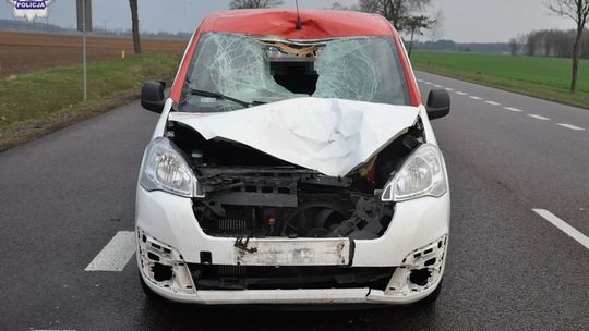 Wysiadł z auta wprost pod samochód. 23-latek zginął Wysiadł z auta wprost pod samochód. 23-latek zginął