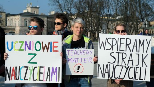 Pikieta na pl. Litewskim: uczniowie popierają strajk nauczycieli