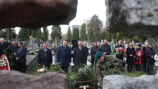 9 rocznica katastrofy smoleńskiej. Złożenie kwiatów na grobie Edwarda Wojtasa