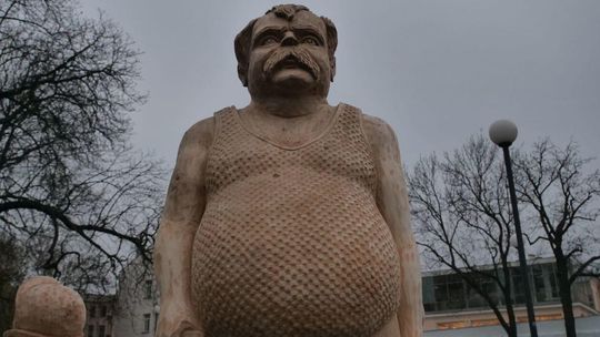 Janusz, Grażyna, Sebik na placu przy Centrum Kultury Janusz, Grażyna, Sebik na placu przy Centrum Kultury