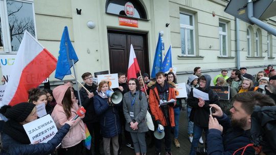 Strajk Uczniów przed siedzibą kuratorium
