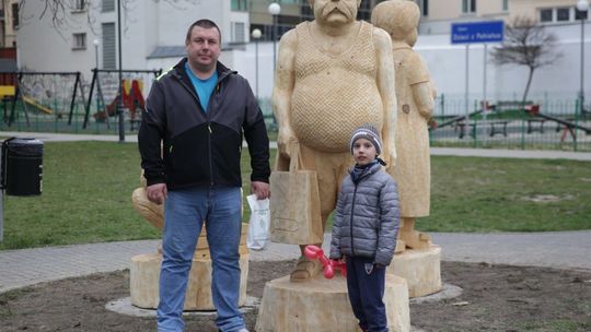 Nowe rzeźby na Placu Lecha Kaczyńskiego  