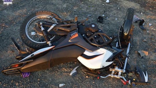 Zderzenie motocykla i osobówki. 18-latek w szpitalu