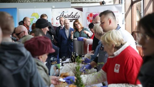 Wielkanocne śniadanie dla bezdomnych i potrzebujących Wielkanocne śniadanie dla bezdomnych i potrzebujących