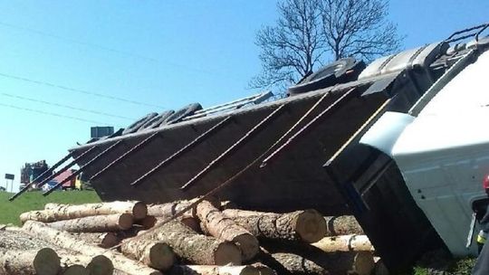 Jeziernia Podbełżec: Przewrócona ciężarówka z drewnem
