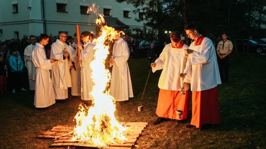 Święcenie ognia i paschału w Parafii Świętej Urszuli Ledóchowskiej w Lublinie
