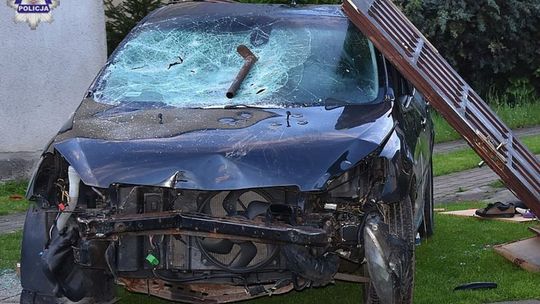 Furiat z siekierą rzucił się na policjantów