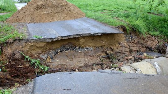 Gutanów: Ulewa zmyła asfalt. Droga nieprzejezdna