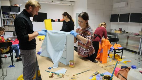 Przed Nocą Kultury: budowa instalacji złożonej z liter wg projektu Jarosława Koziary