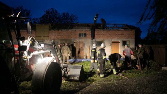 Trąba powietrzna w gm. Wojciechów. Strażacy zabezpieczają budynki