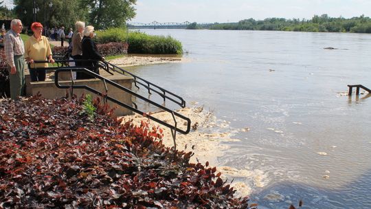 Wisła w Puławach. Coraz więcej wody i ludzi przy bulwarze