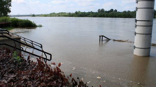 Wisła zalewa bulwar, alarm przeciwpowodziowy