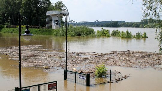Fala wezbraniowa przechodzi przez Puławy