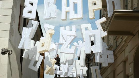 Montaż lampionów na Noc Kultury. Autorem instalacji jest Jarosław Koziara