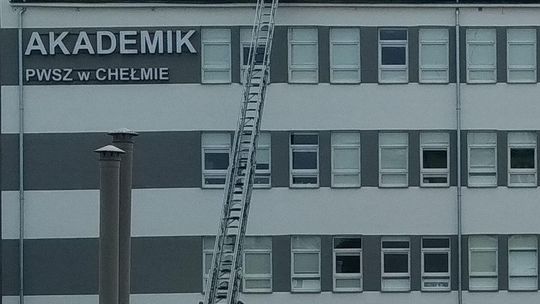 Ćwiczenia strażaków w akademiku