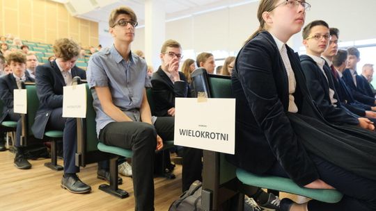 Uczniowie szkół podstawowych, laureaci konkursów przedmiotowych nagrodzeni