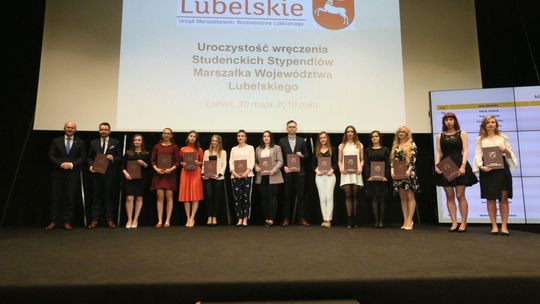 Wręczenie studentom lubelskich uczelni stypendiów od marszałka województwa