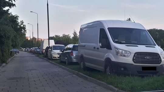 Ul. Medalionów: Stracili parkingi, zastawili trawniki