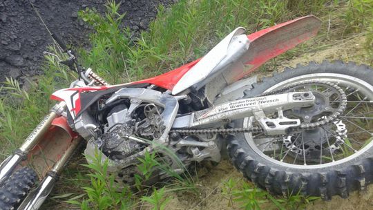 Wypadek motocyklisty w kopalni piachu w Rokitnie