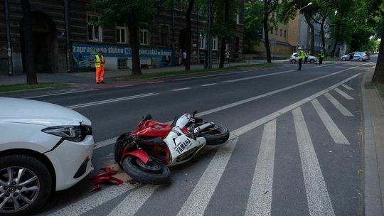 Wypadek na ul. Wyszyńskiego. Zderzenie trzech aut i motocykla
