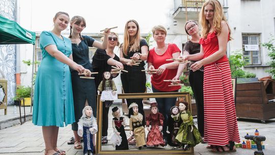 Teatr Podręczny - Przygotowania do spektaklu Damy z Matejki Ramy 