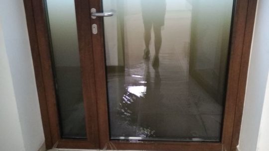 Utknął w siłowni podczas ulewy