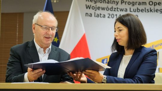 Właściciele innowacyjnych firm podpisują umowy z LAWP