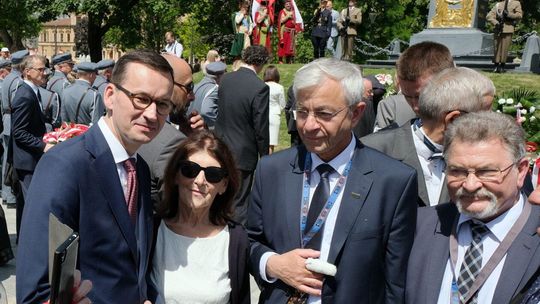 450-lecie unii lubelskiej: Złożenie wieńców pod pomnikiem Unii lubelskiej na pl. Litewskim.