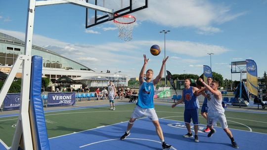 Turniej streetball przed halą na Globusie Turniej streetball przed halą na Globusie