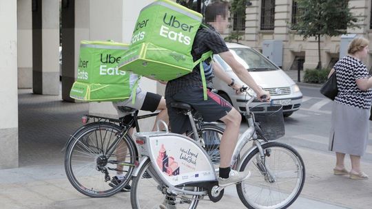 Uber Eats. Zielone torby muszą pozsiadać