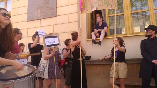 Bębniarze na 20-godzinnej Sesji Rady Miasta