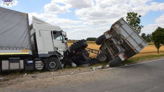 Zderzenie ciężarówki z ciągnikiem