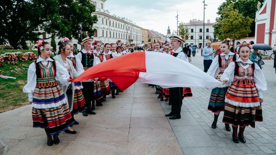 Korowód tańców narodowych otwierający Festiwal Dwojga Narodów