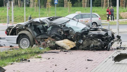 Pirat w BMW rozbił się na słupie