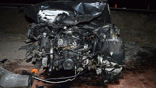 Kierowca BMW wjechał w lawetę i infinity