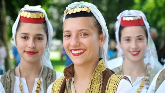 Międzynarodowe Spotkania Folklorystyczne: korowód na deptaku